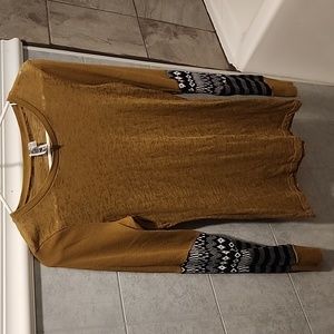 BKE size med long sleeve green in color sleeves blue white and grey